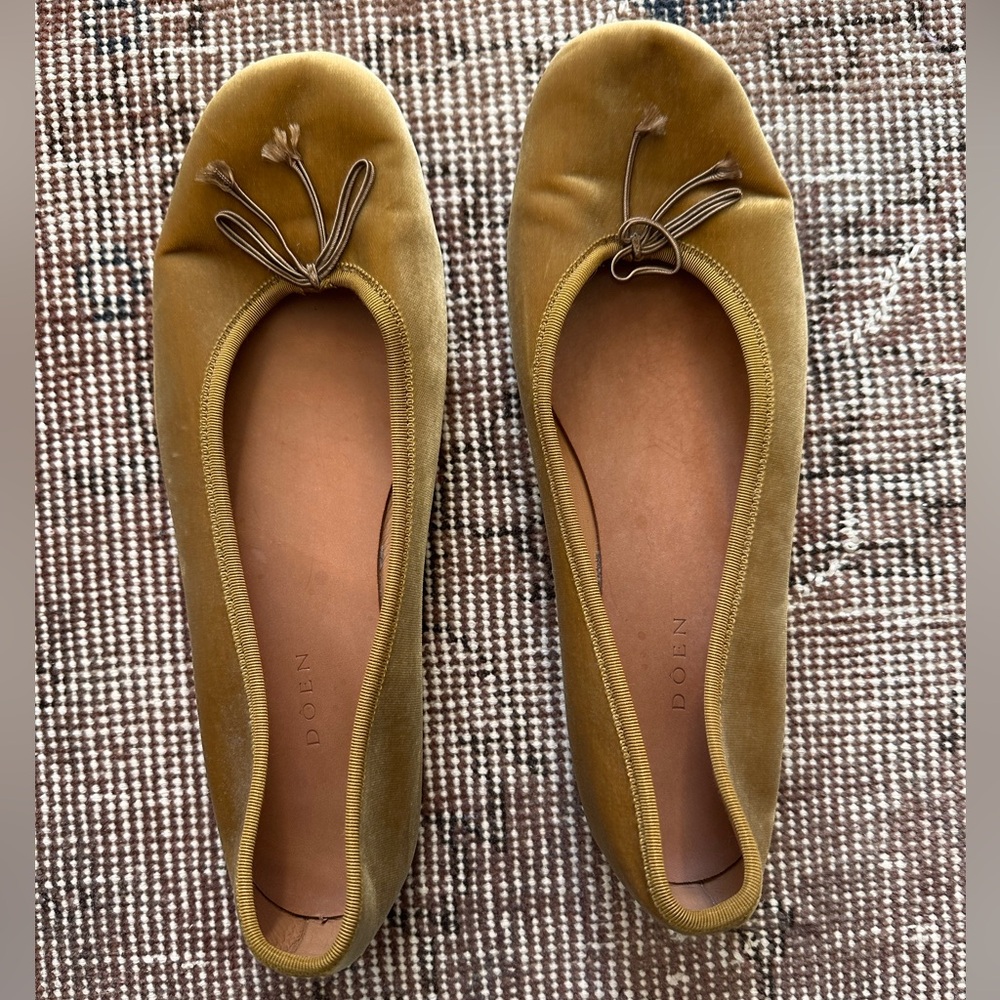 Doen Women's Gold Velvet Ballet Flats size 10